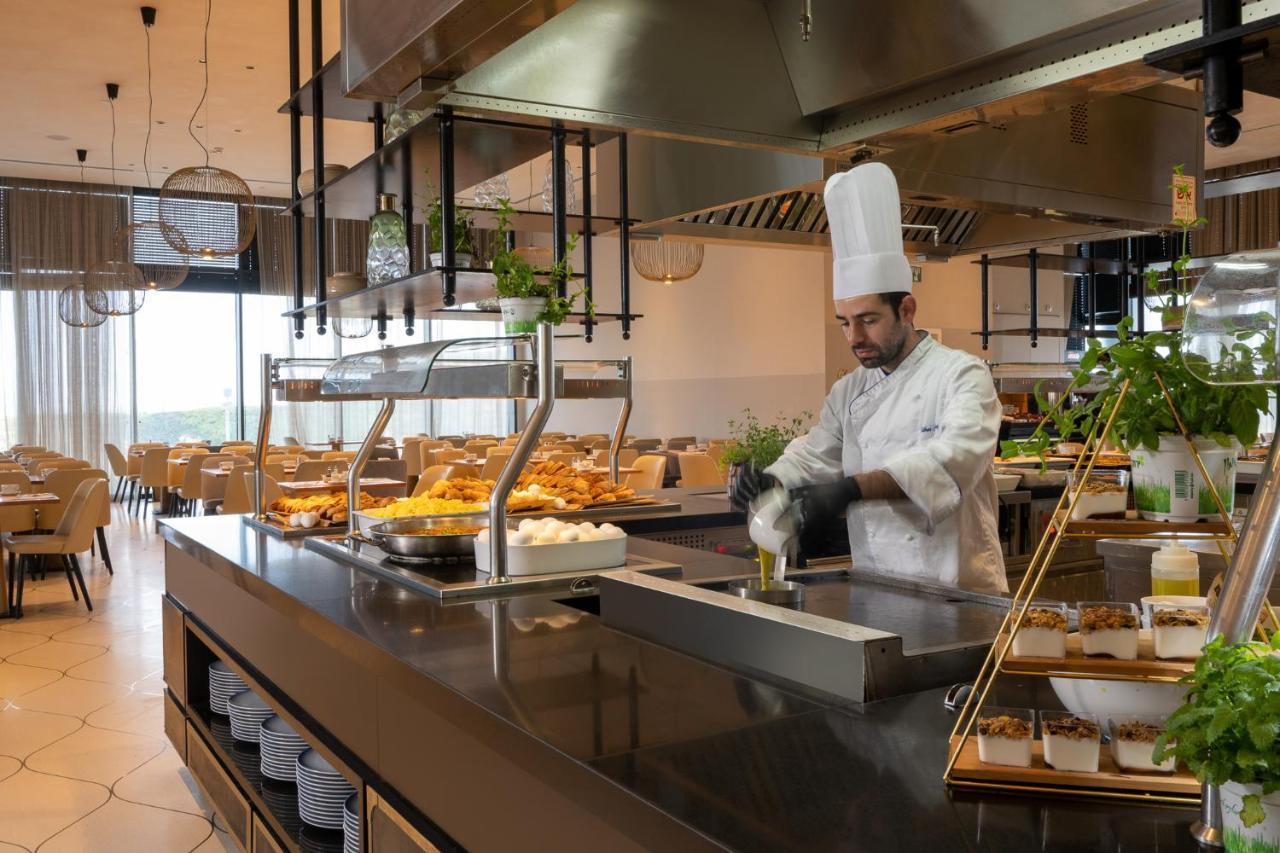 Vert Lagoon Netanya By Afi Hotels Exterior photo A chef at work