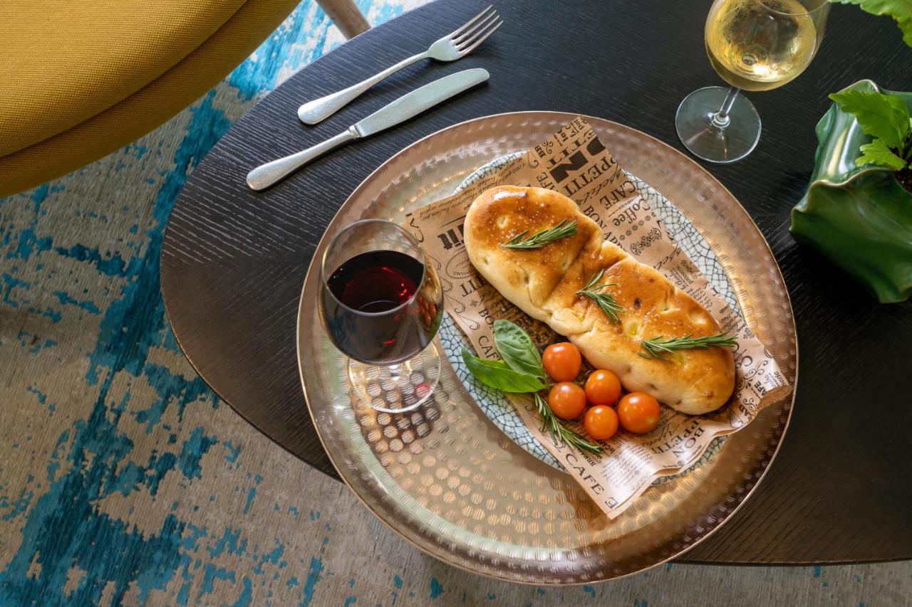 Vert Lagoon Netanya By Afi Hotels Exterior photo A bread roll with a glass of red wine