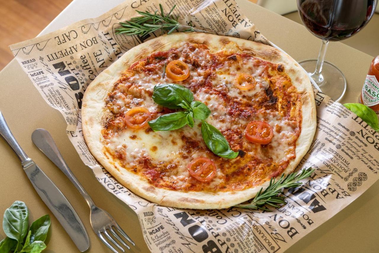 Vert Lagoon Netanya By Afi Hotels Exterior photo Pizza