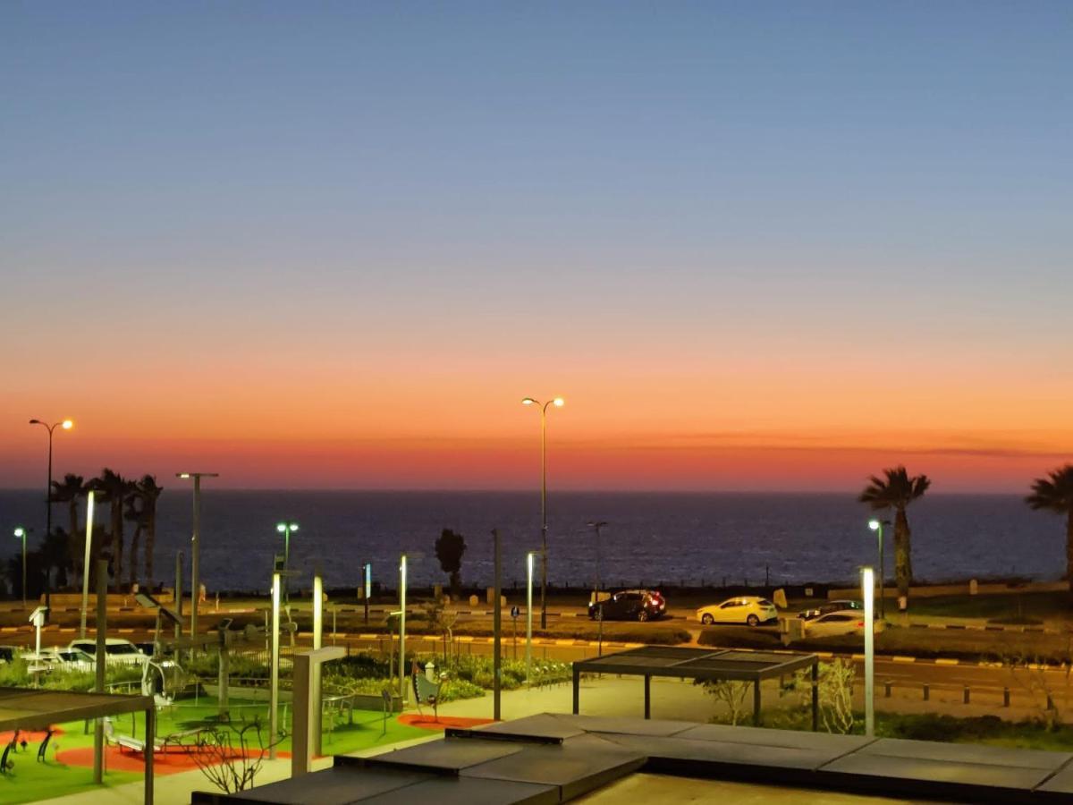 Vert Lagoon Netanya By Afi Hotels Exterior photo Sunset at the beach