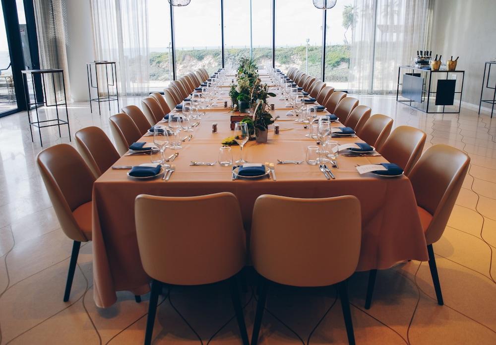 Vert Lagoon Netanya By Afi Hotels Exterior photo A table set for a meal